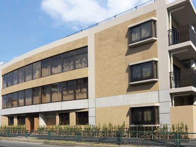 明るい日差しの外観