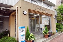 明るい建物のエントランス