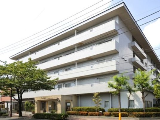 白い壁の建物外観