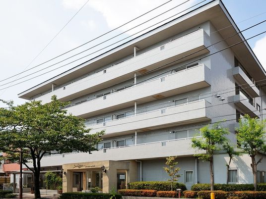 白い壁の建物外観
