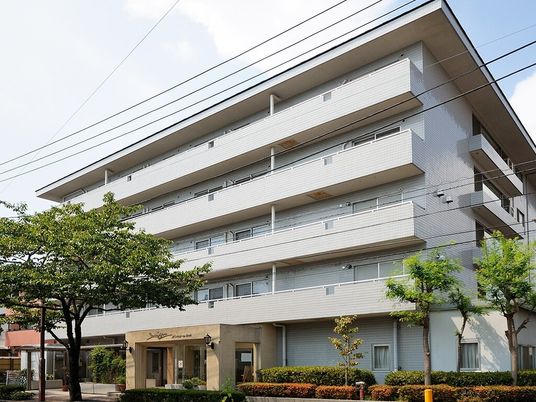 白い壁の建物外観