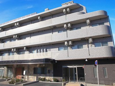 モダンな建物のエントランス