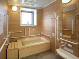 明るい木目調の浴室