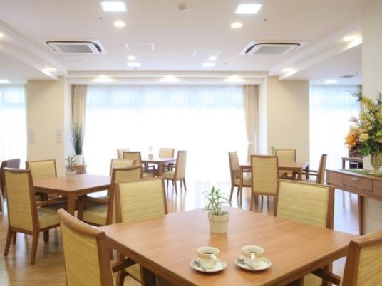 明るい食堂のテーブル