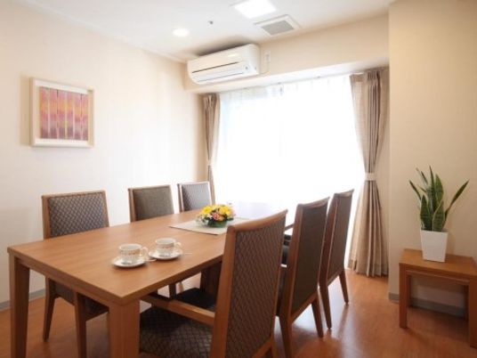 明るいダイニングテーブル