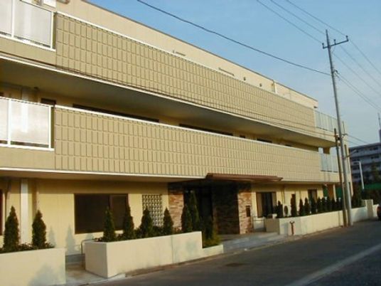 施設のエントランス外観