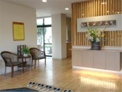 フロントのある明るいエントランス