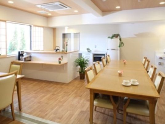 明るい共有ダイニング