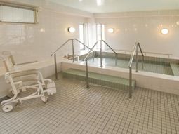 明るい浴室の設備