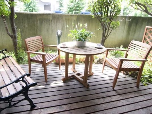 中庭の木製テーブルセット