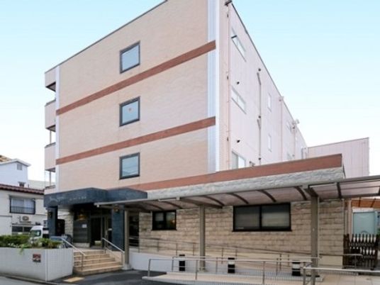 明るい外観の建物
