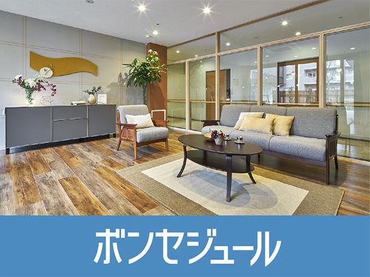 応接スペースの明るい居室