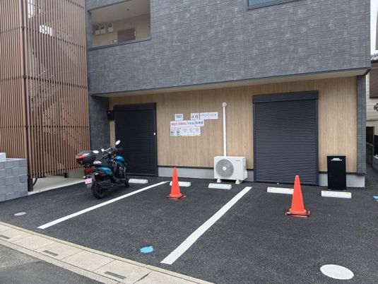 建物外観と駐車場  