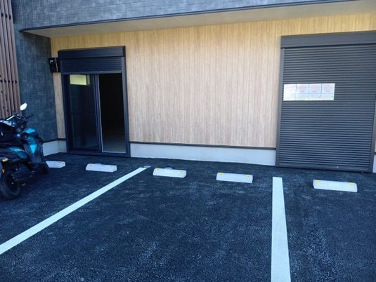 駐車場と出入口の外観  