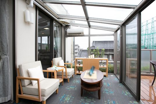 明るいテラスの居室空間