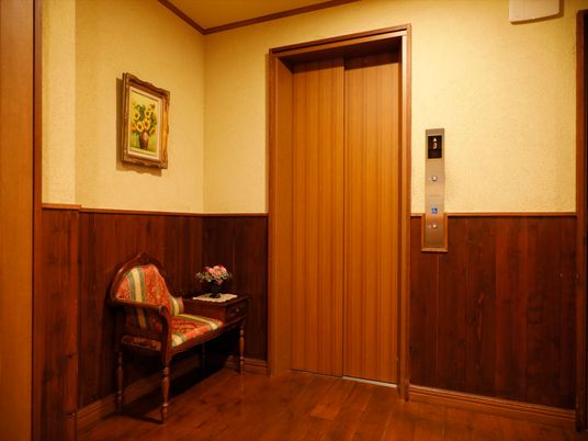 温かい雰囲気のエレベーター前