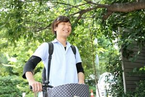 木陰で自転車と人