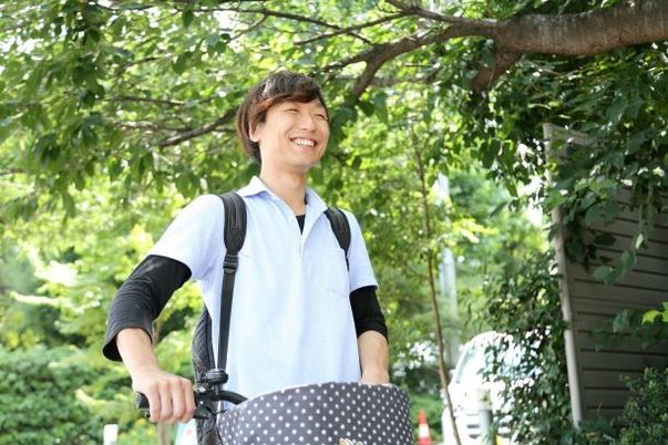 木陰で自転車と人