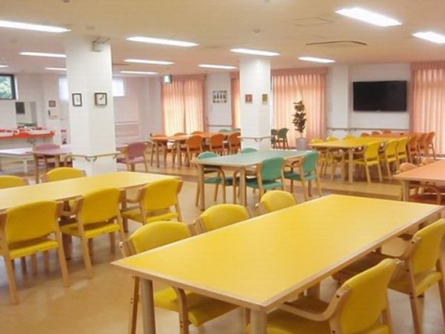 明るい共有食堂 リビング 広々とした食堂は、柔らかな色合いで統一され落ち着いた雰囲気です。ご利用者の交流の場として、様々なアクティビティが楽しめる設計になっています。