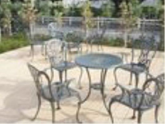 中庭のガーデンファニチャー