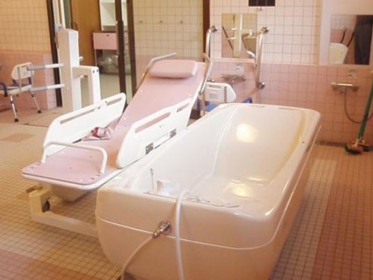 バリアフリー設計の浴室