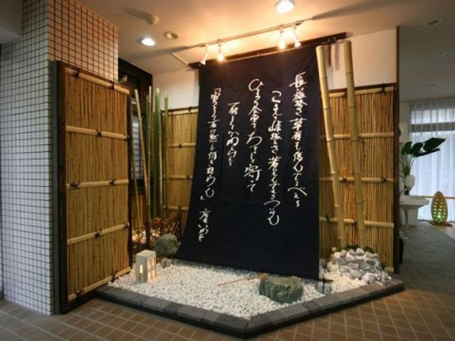 和風のエントランス風景 展示物 落ち着いた雰囲気の和風エントランスです。訪れる人を温かく迎えてくれる、心地よい空間となっています。