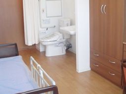 清潔な個室と洗面台