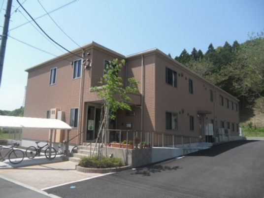 落ち着いた色の建物外観