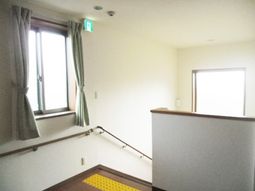 明るい空間の廊下