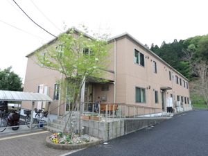 新緑に囲まれた建物外観