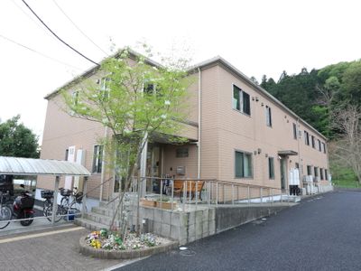 新緑に囲まれた建物外観