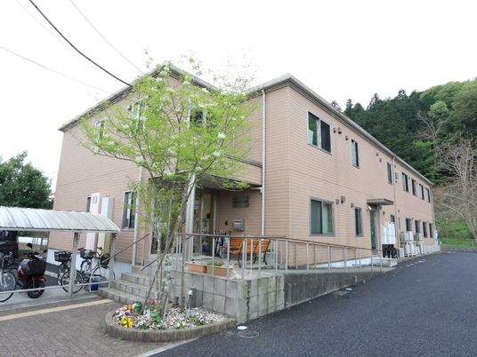 新緑に囲まれた建物外観