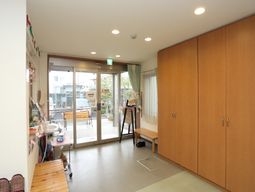 明るいエントランス空間