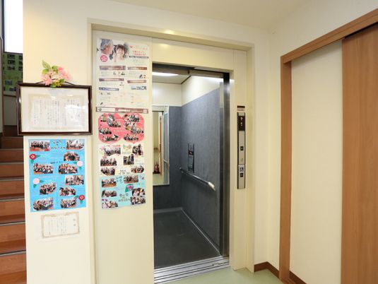 エレベーター付近の廊下