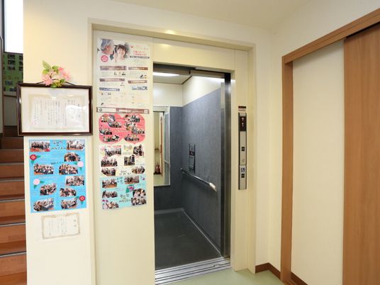 エレベーター付近の廊下