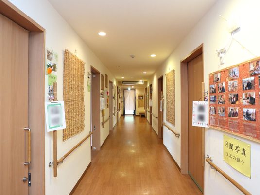 木目調の温かみのある廊下