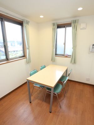 シンプルな居室のテーブル