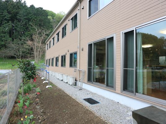 落ち着いた外観の建物