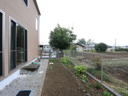 庭と建物の外観