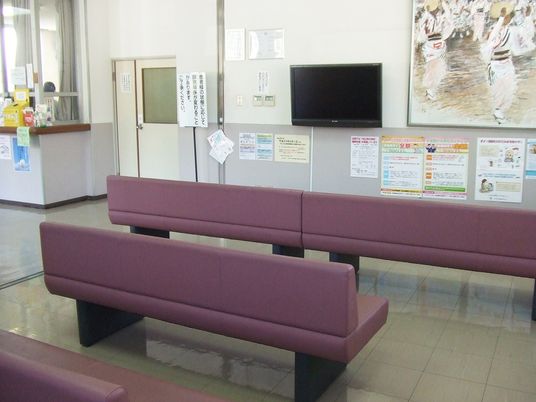 掲示物のある待合ロビー  