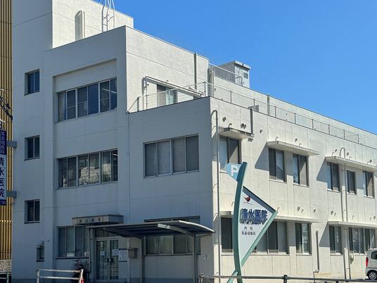 白い建物外観  