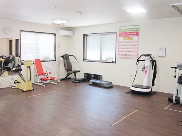 運動機器のある部屋 機能訓練室 広々とした空間に位置し、自然光が差し込む明るい部屋です。多様な機器を使ってリハビリが可能です。