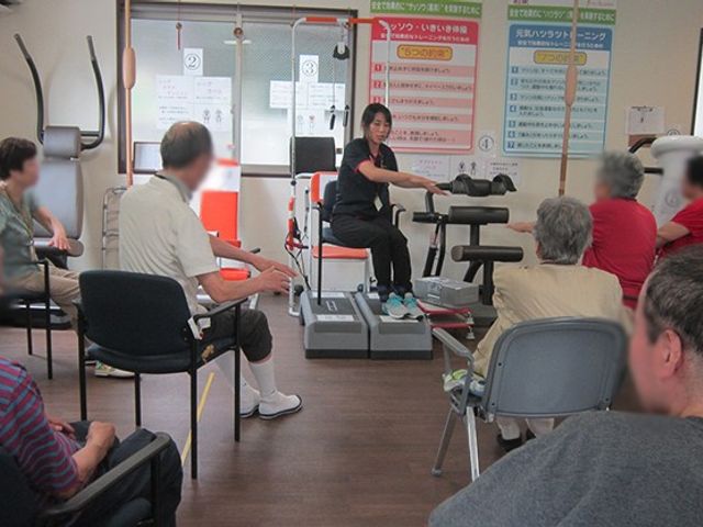 トレーニング中の様子 機能訓練室 利用者がトレーニングを行いながら健康を保つためのサポートを受けられるスペースです。