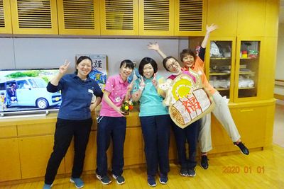 笑顔のスタッフ集合写真