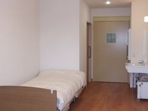 明るい居室のベッド脇  