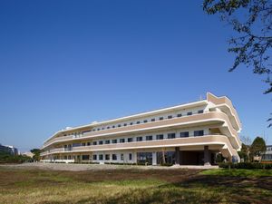 広い敷地の建物外観  