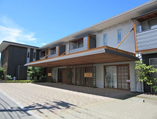 広々とした建物の外観