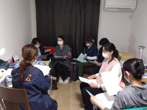 打ち合わせ中の休憩室  
