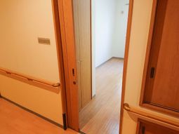 手すり付き居室入口