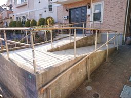 手すり付きエントランス